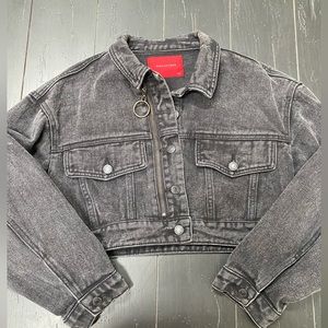 Cropped denim washed black jacket